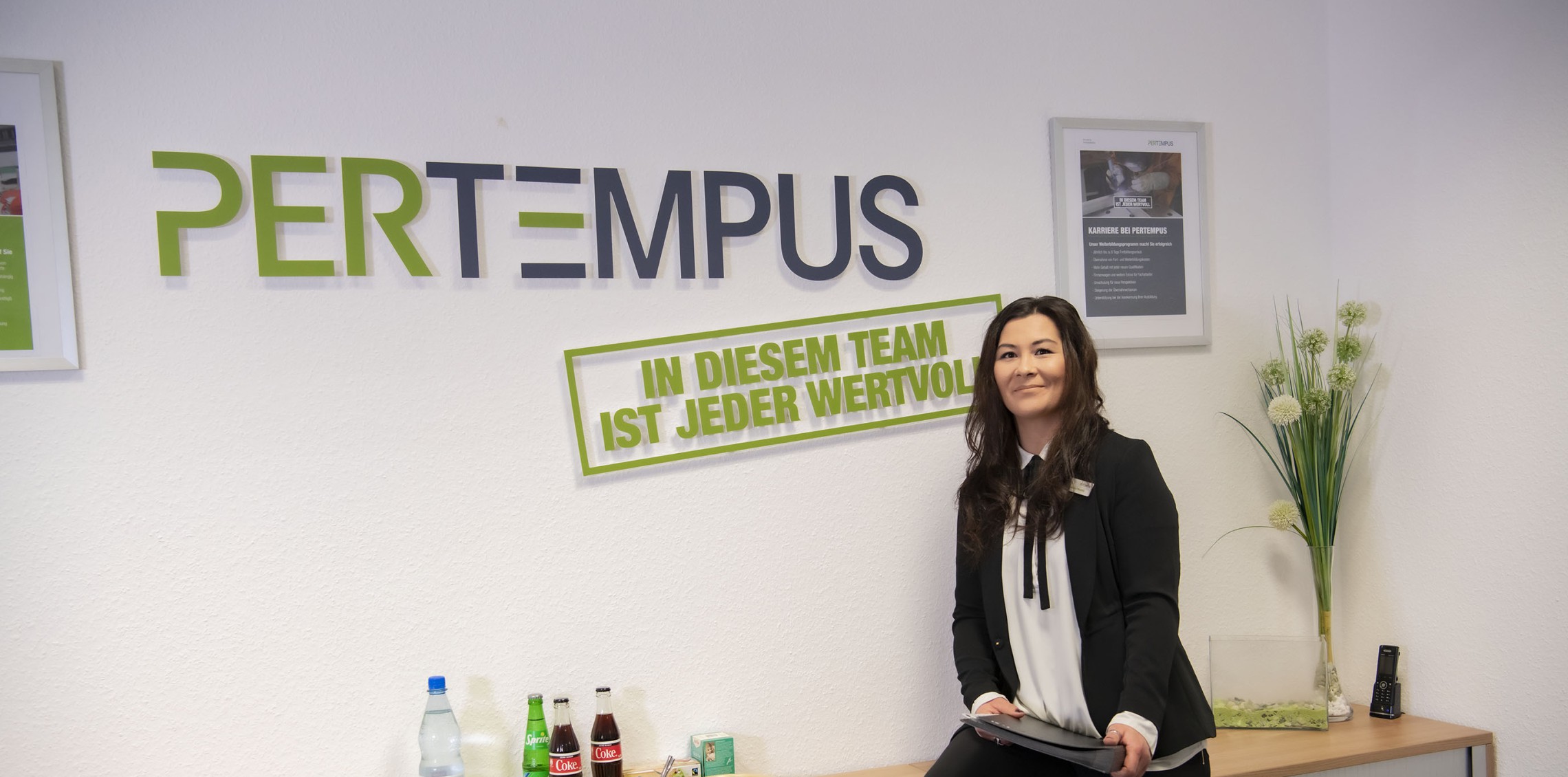 Frau vor Wandbeschriftung