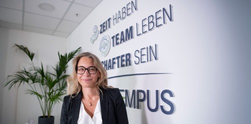 Frau vor Wandbeschriftung