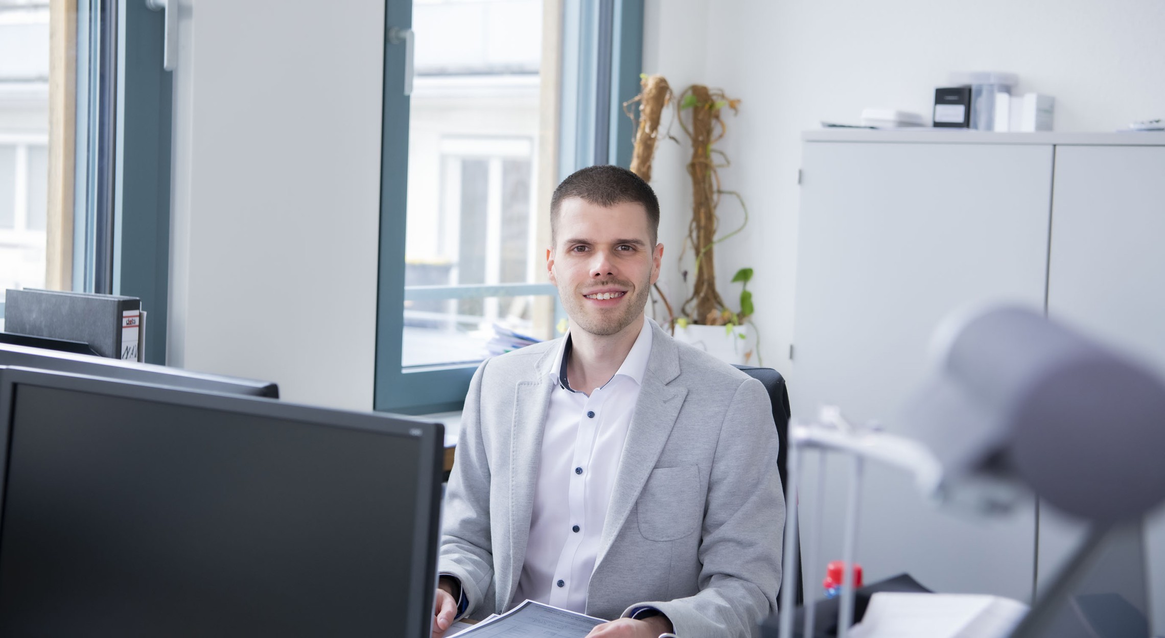 Mann sitzt im Büro